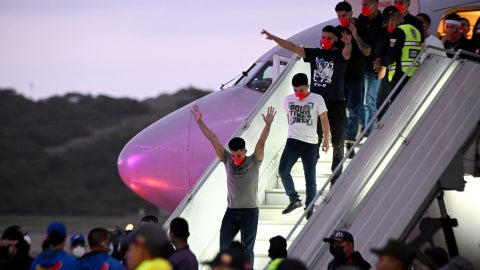 Migrantes venezolanos encarcelados en El Salvador llegan a Venezuela - Foto AFP
