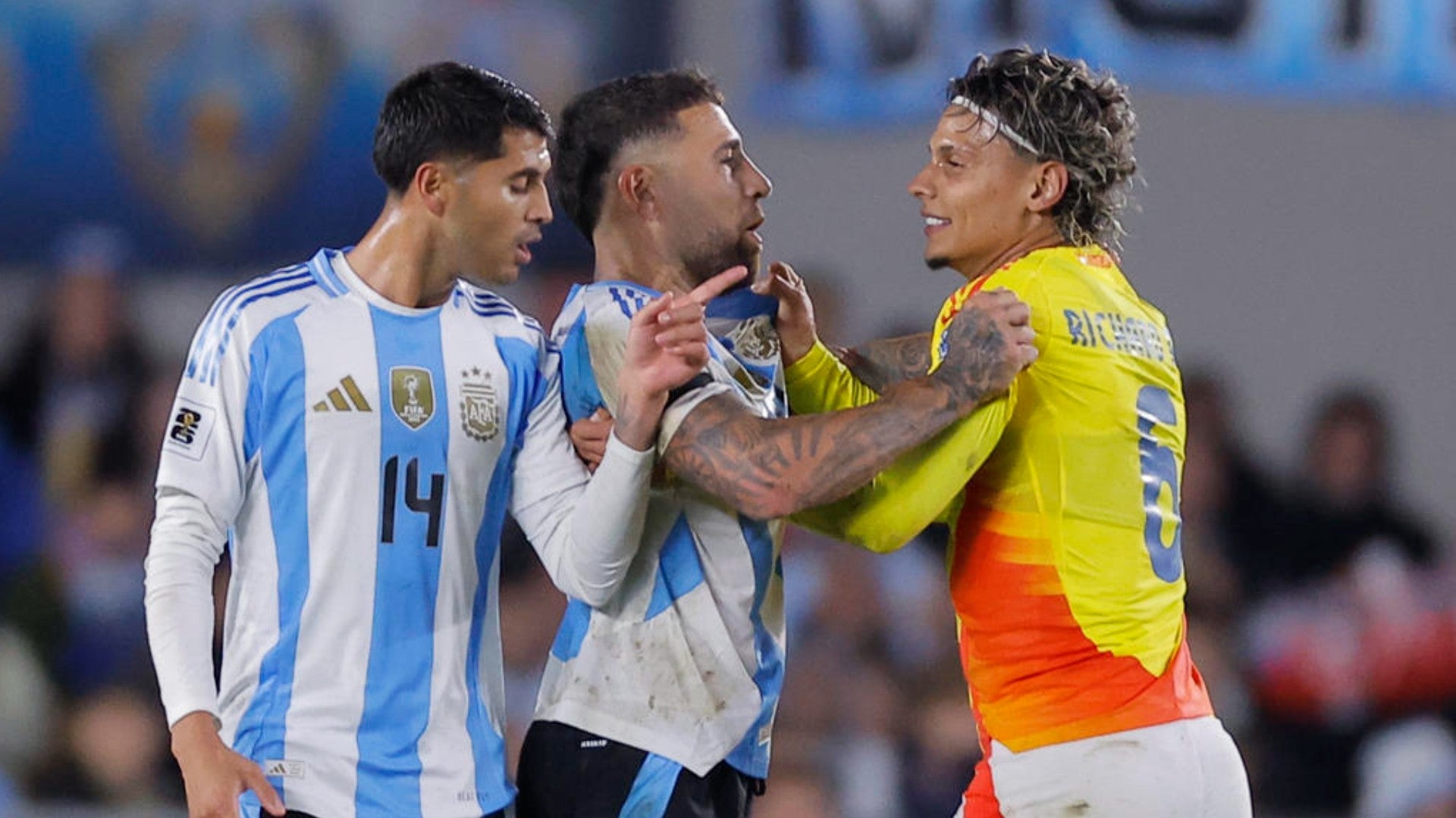 Richard Ríos y Nicolás Otamendi se enfrentan tras el juego entre Argentina y Colombia por Eliminatorias - Foto: EFE Richard Ríos y Nicolás Otamendi se enfrentan tras el juego entre Argentina y Colombia por Eliminatorias - Foto: EFE