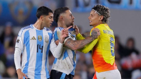 Richard Ríos y Nicolás Otamendi se enfrentan tras el juego entre Argentina y Colombia por Eliminatorias - Foto: EFE