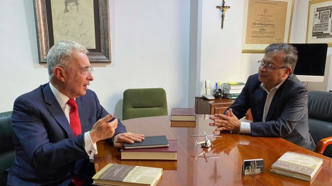 Álvaro Uribe y Gustavo Petro en 2022 - Foto AFP