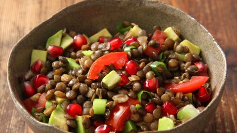 Deliciosa ensalada vegana llena de proteína Foto referencia: Canva