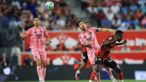 Sergio Busquets, Lionel Messi y Ronald Donkor en partido de la MLS - Foto AFP