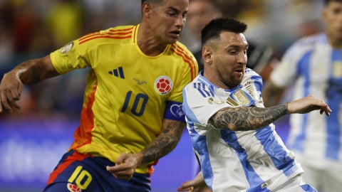 James Rodríguez y Lionel Messi en el partido entre Colombia y Argentina en la final de la Copa América - Foto: EFE