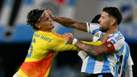 Richard Ríos peleando con Nicolás Otamendi | Foto: AFP