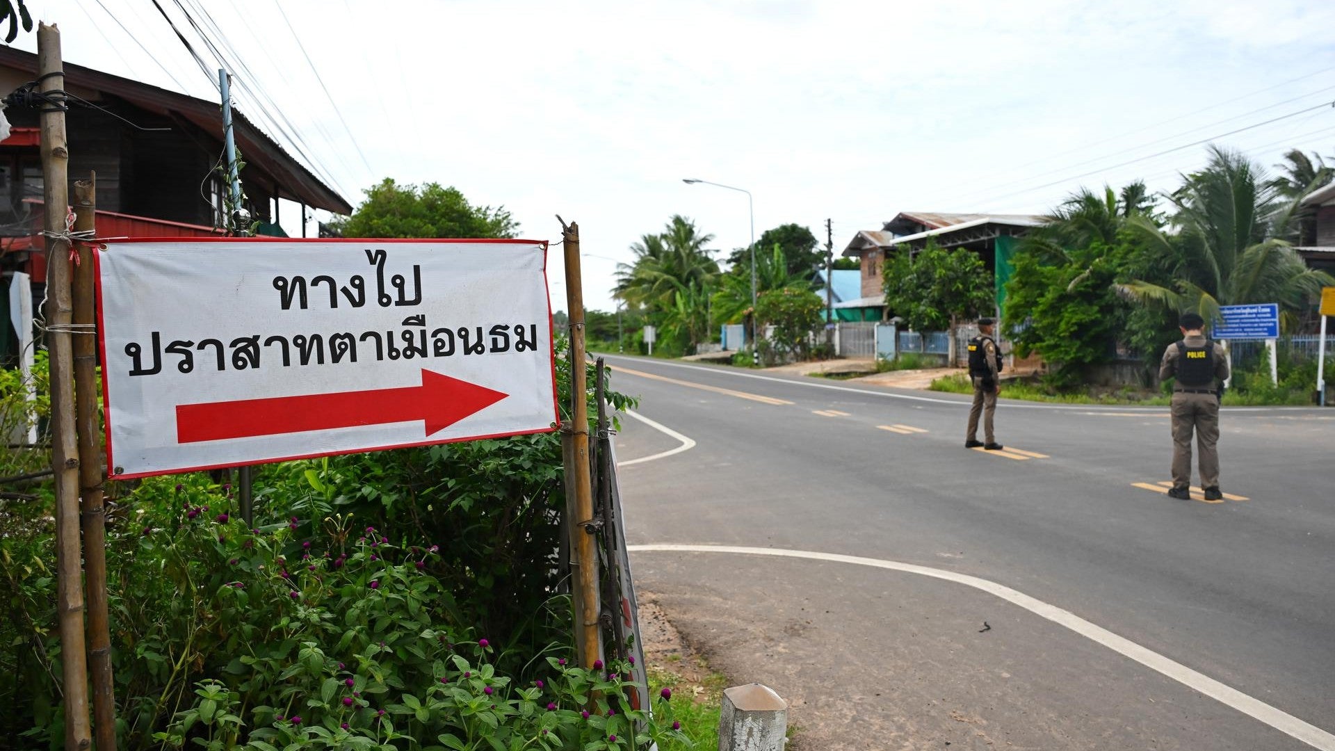 Agentes de la policía tailandesa en medio de recientes enfrentamientos con Camboya. (EFE) Agentes de la policía tailandesa en medio de recientes enfrentamientos con Camboya. (EFE)