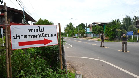 Agentes de la policía tailandesa en medio de recientes enfrentamientos con Camboya. (EFE)