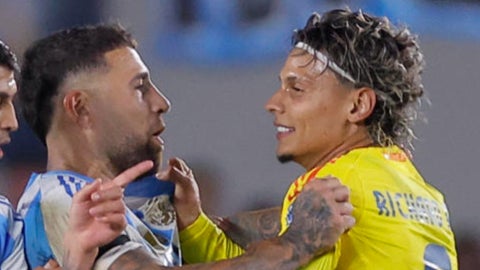 Nicolás Otamendi y RIchard Ríos en un partido Argentina contra Colombia / FOTO: EFE