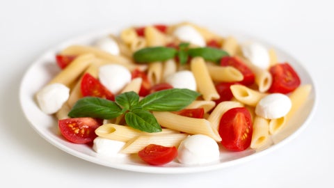 Paso a paso para preparar una rica y deliciosa pasta capresa - Foto referencia: Canva