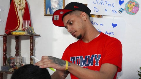 Barbero venezolano Neiyerver Adrián León Rengel - Foto AFP