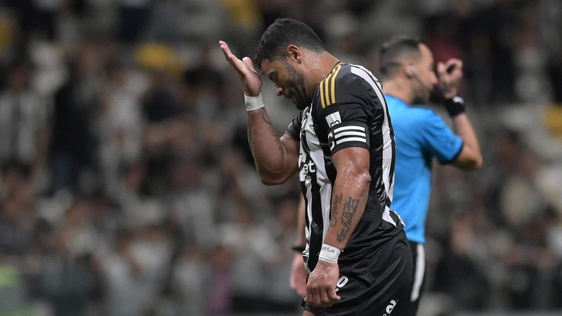 El brasileño Hulk se lamenta en partido ante el Bucaramanga. (EFE) El brasileño Hulk se lamenta en partido ante el Bucaramanga. (EFE)