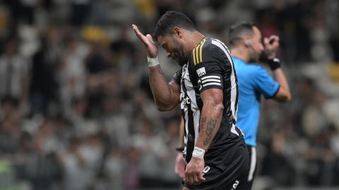 El brasileño Hulk se lamenta en partido ante el Bucaramanga. (EFE)