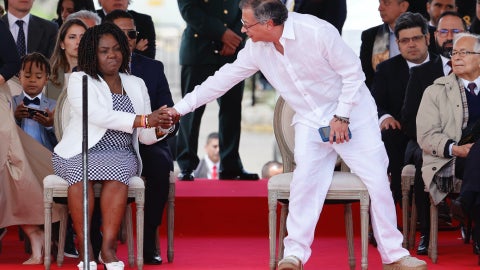 Saludo entre el presidente de Colombia, Gustavo Petro, y su vicepresidente Francia Márquez - Foto: EFE