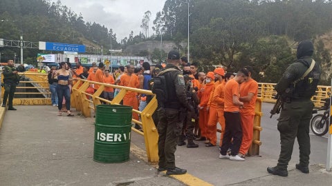 Foto de presos en la frontera Colombia - Ecuador (AFP)