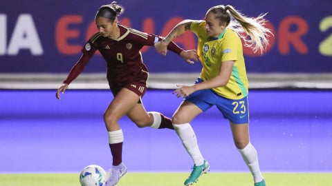 Isa Haas (d) de Brasil disputa un balón con Deyna Castellanos de Venezuela. (EFE)