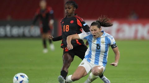 Aldana Cometti (d) de Argentina disputa el balón con Linda Caicedo de Colombia. (EFE)