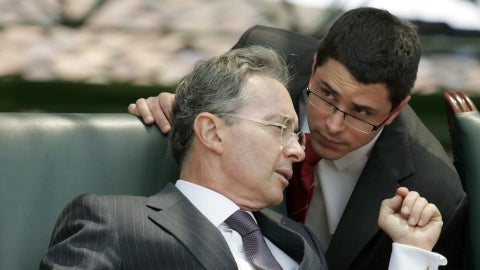 Tomas Uribe junto a su padre, el expresidente de Colombia, Álvaro Uribe Vélez | Foto: EFE