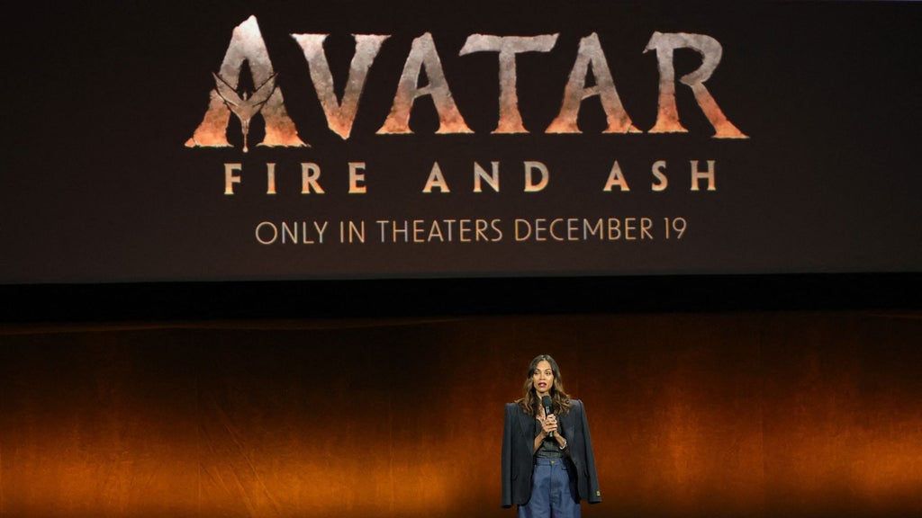 Zoe Saldaña promociona 'Avatar Fire and Ash' - Foto AFP