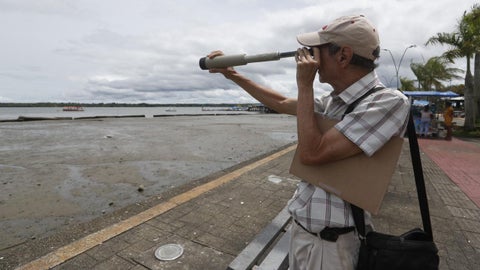 Una persona observa el mar en Buenaventura (Colombia) tras alertas de tsunami - Foto EFE