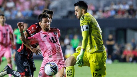 Messi y Camilo Vargas | Foto: EFE