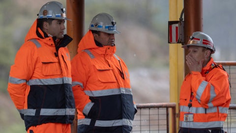 Trabajadores se encuentran en la entrada de la mina El Teniente, en la comuna de Machali, cerca de Rancagua, Región de O'Higgins, Chile - Foto: AFP