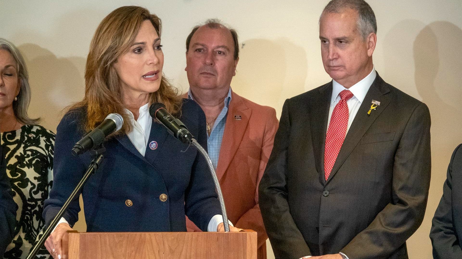 Los congresistas republicanos por Florida, María Elvira Salazar y Mario Díaz-Balart. (EFE) Los congresistas republicanos por Florida, María Elvira Salazar y Mario Díaz-Balart. (EFE)