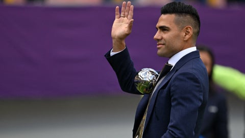 El delantero colombiano Radamel Falcao García sostiene el trofeo de la Copa Mundial Femenina Sub-20 de la FIFA 2024. (AFP)