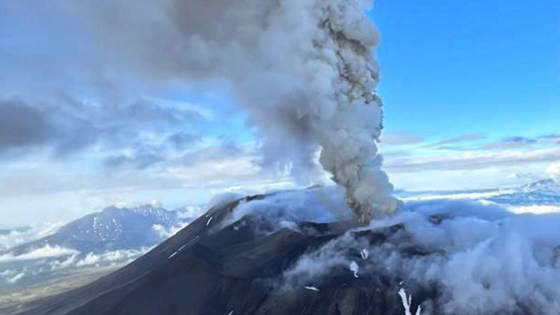 Volcán Krasheninnikov arroja humo y cenizas durante una erupción en el territorio de Kamchatka, Rusia - EFE