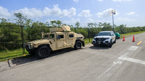 Unidades de seguridad estacionadas en las adyacencias de Alligator Alcatraz - EFE