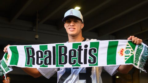 Nelson Deossa presentado de manera oficial por el Betis de España - Foto: EFE