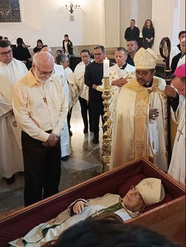 En capilla ardiente en la Catedral de San Cristóbal despiden a monseñor  Moronta | NTN24.COM
