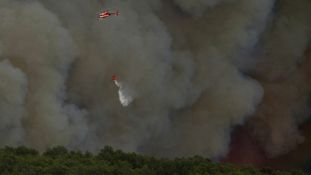 Voraz incendio en el sur de Francia arrasa 10.000 hectáreas y obliga a ...