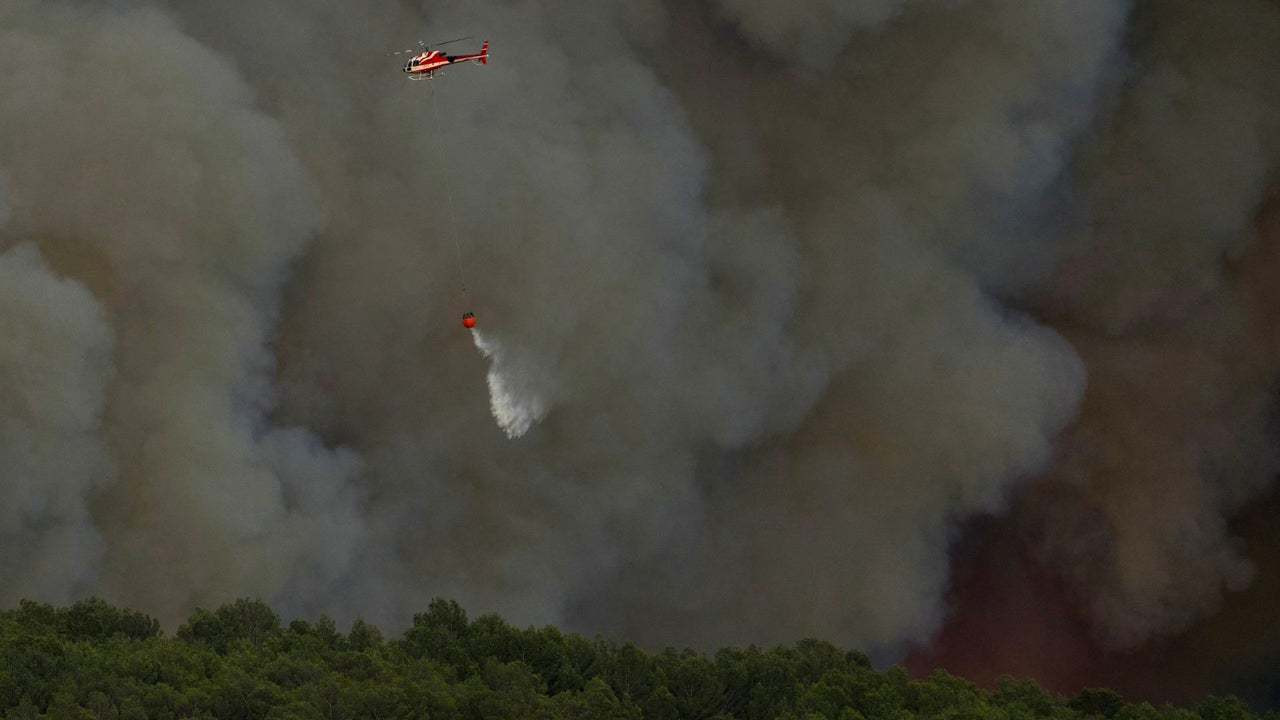 Voraz incendio en el sur de Francia arrasa 10.000 hectáreas y obliga a ...