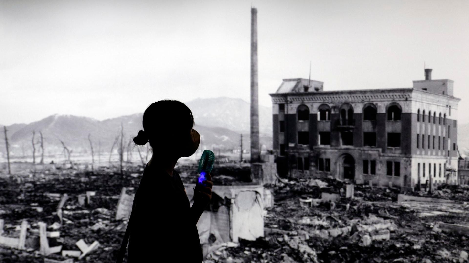 Visitante observa cuadro de la tragedia de Hiroshima - Foto EFE Visitante observa cuadro de la tragedia de Hiroshima - Foto EFE