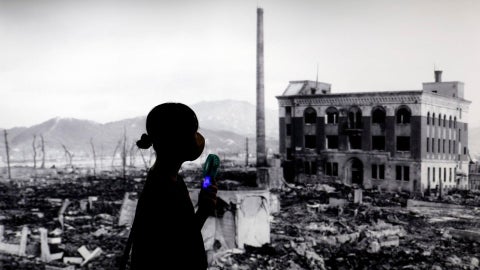 Visitante observa cuadro de la tragedia de Hiroshima - Foto EFE