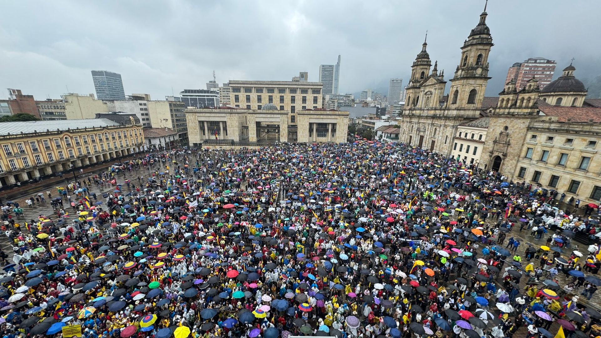 Multitudinaria marcha en Colombia - Foto Paloma Valencia, senadora