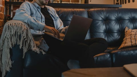 Jóven trabajando desde casa - Foto de referencia: pexels