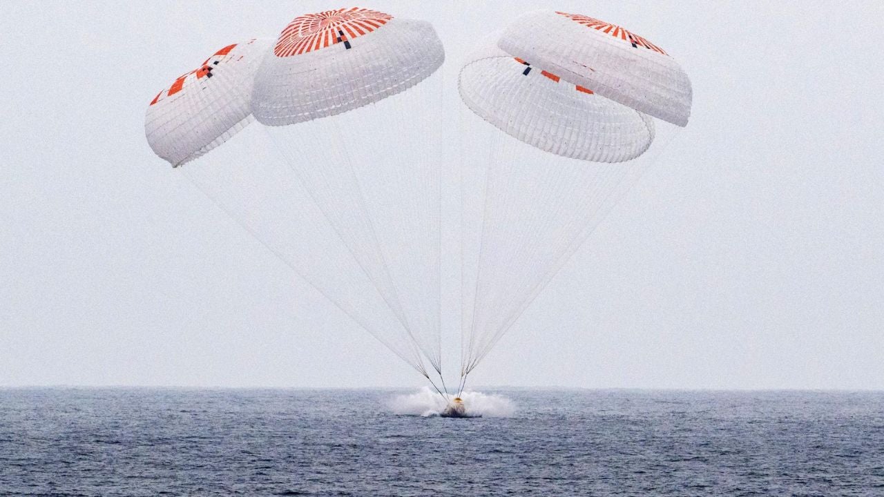 Crew Dragon Endurance de SpaceX durante su amerizaje - Foto EFE Crew Dragon Endurance de SpaceX durante su amerizaje - Foto EFE