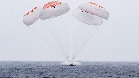 Crew Dragon Endurance de SpaceX durante su amerizaje - Foto EFE