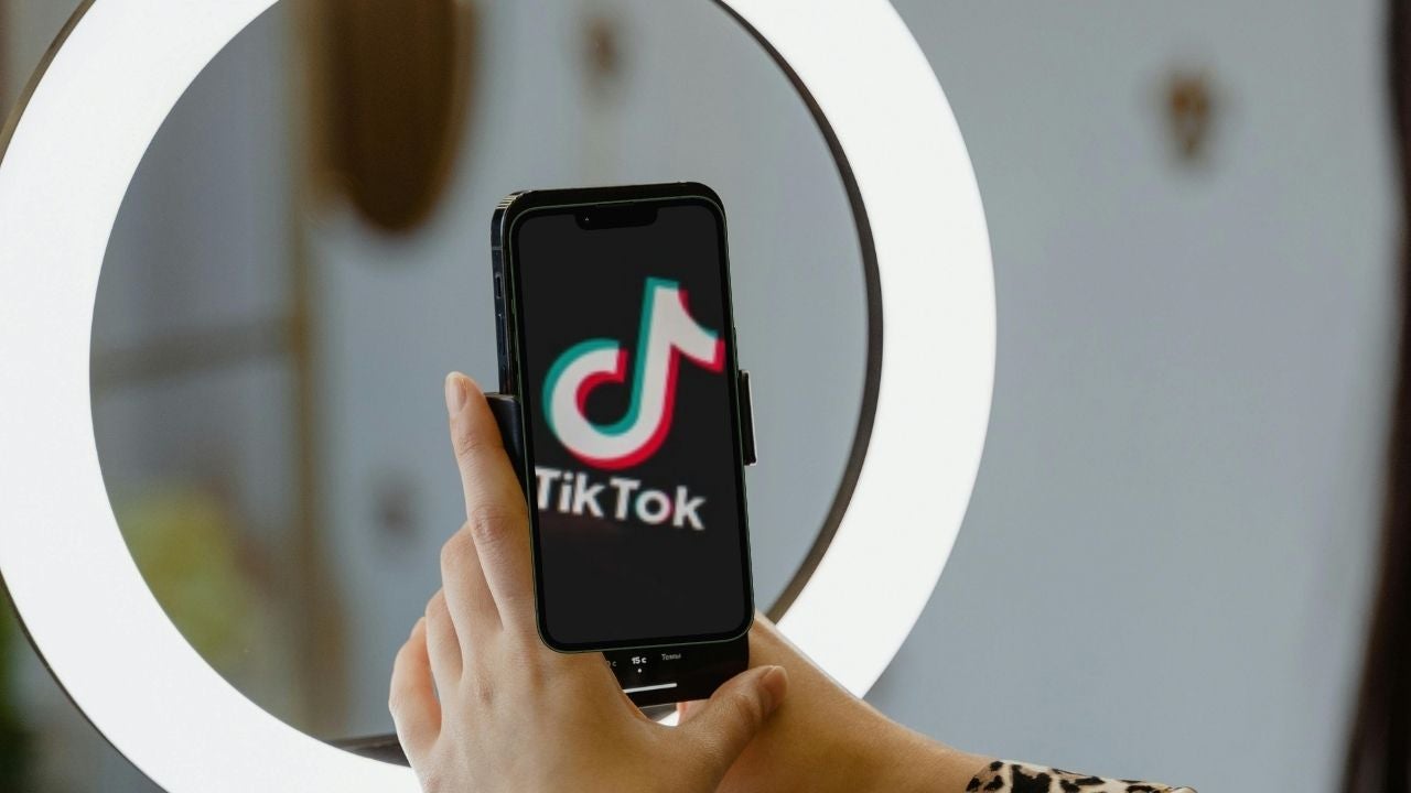 Aro de luz y celular para crear contendio / Logo de la red social TikTok - Fotos de referencia: Pexels