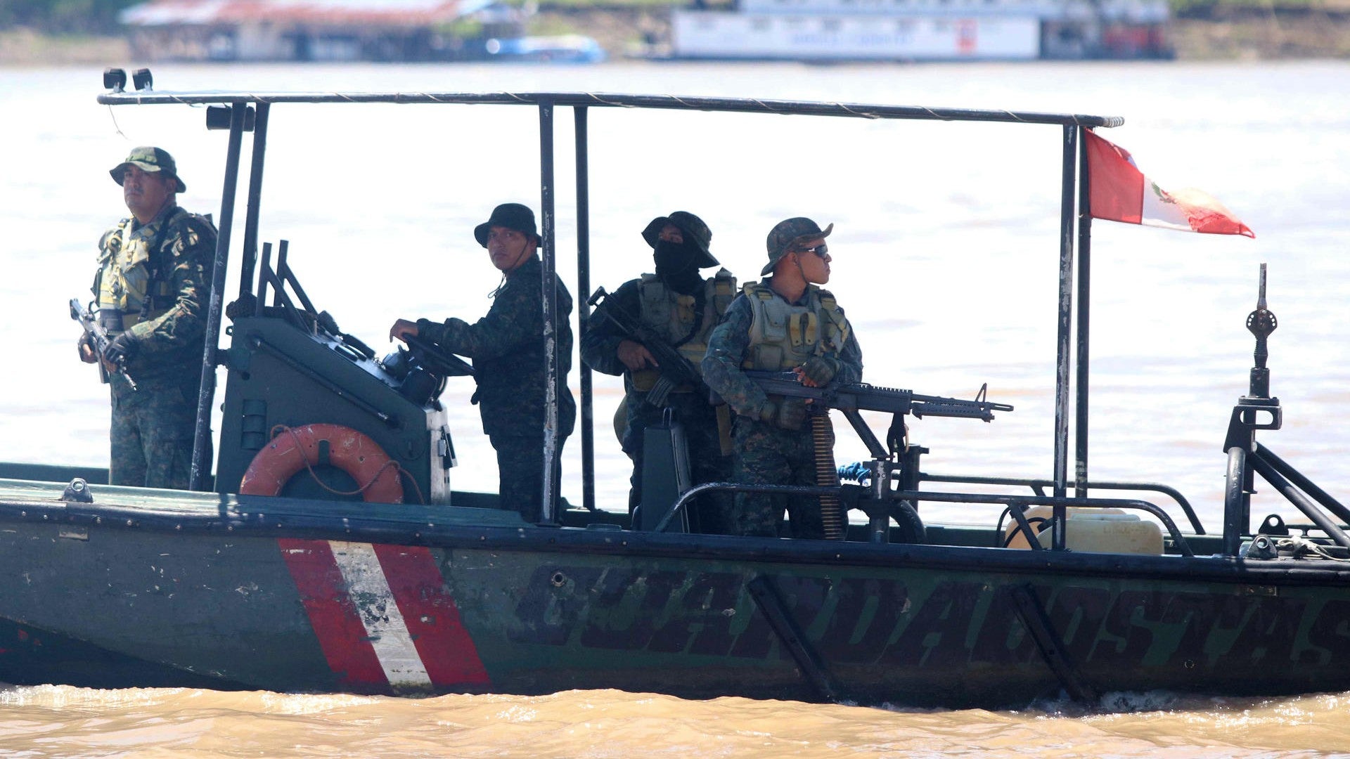 Patrullaje de las autoridades peruanas en la isla Chinería del Amazonas - Foto: EFE