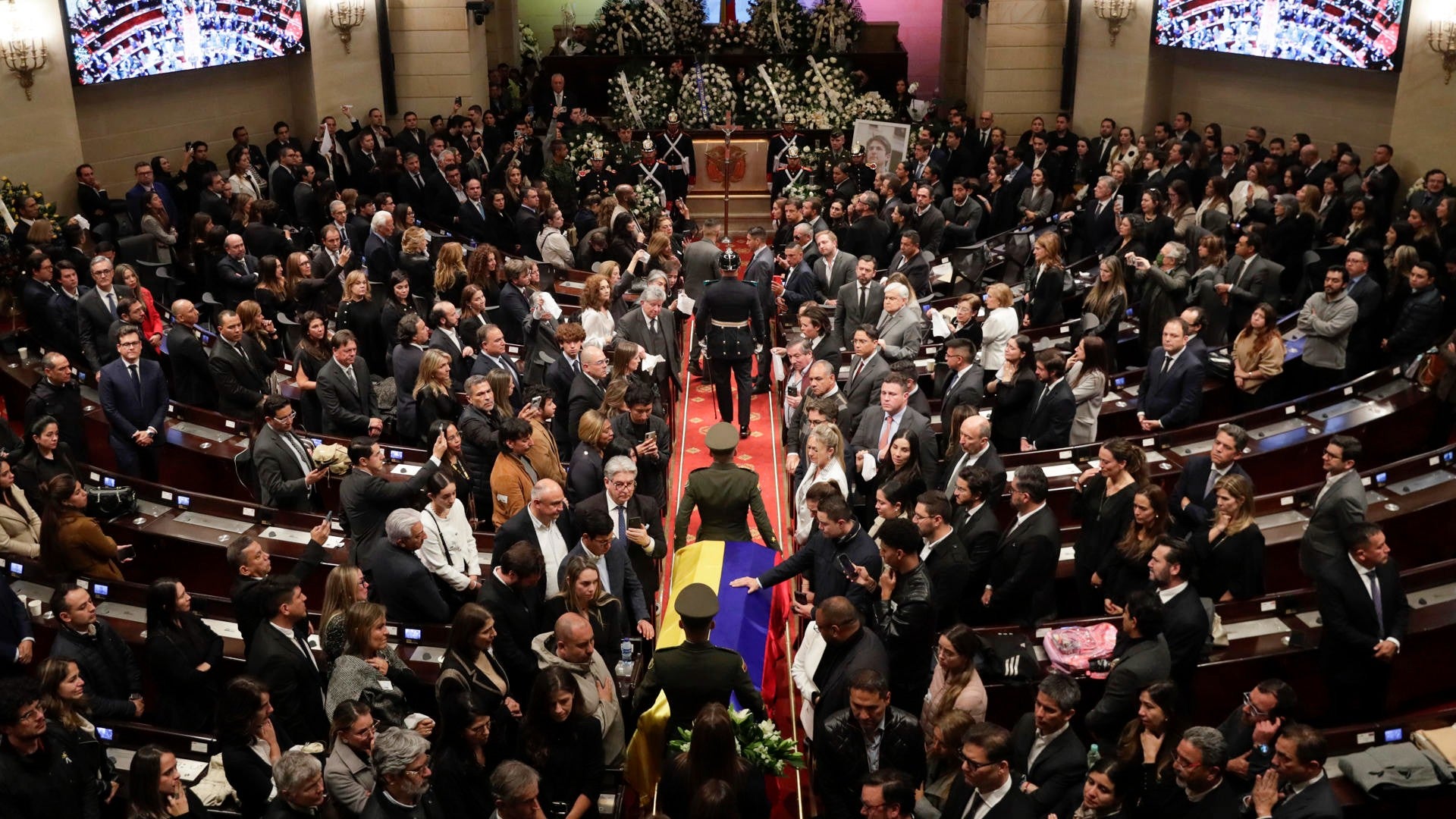 Cámara ardiente en honor a Miguel Uribe Turbay - Foto: EFE
