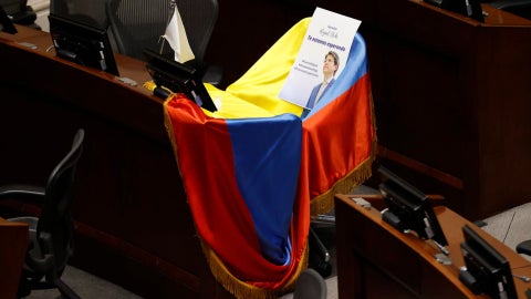 Curúl de Uribe Turbay cubierta con la bandera de Colombia - Foto EFE