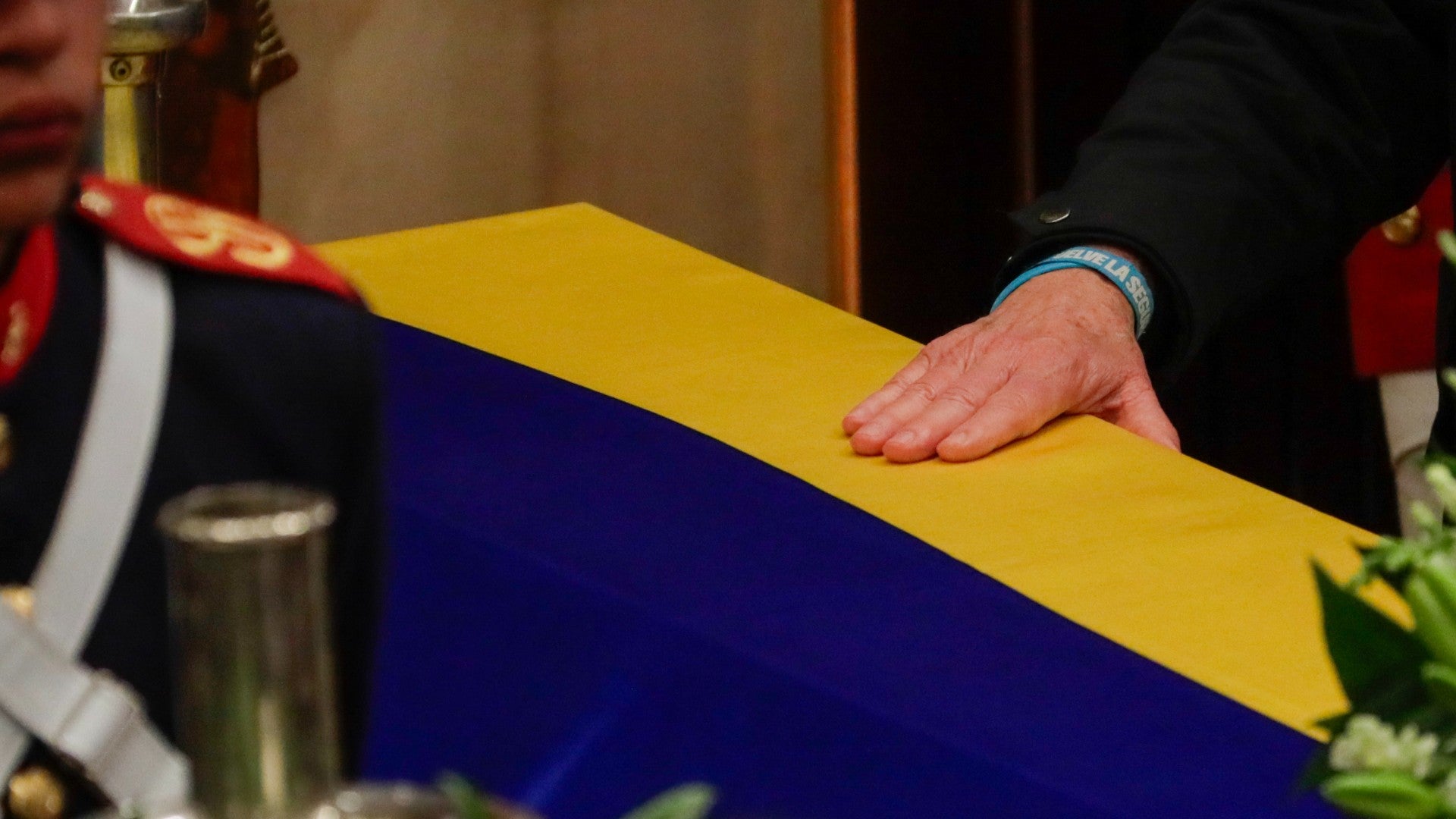 Féretro donde reposan los restos del exsenador colombiano , Miguel Uribe Turbay - Foto: EFE