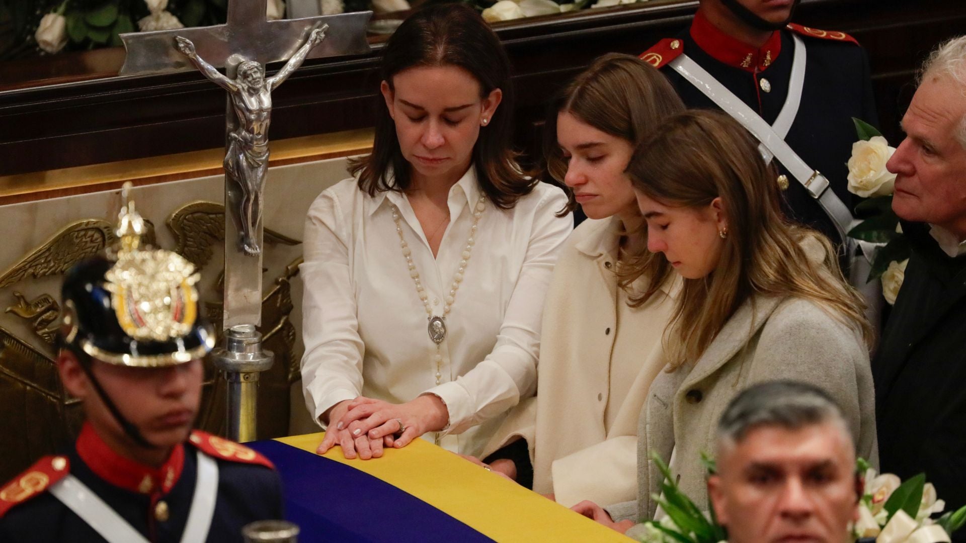 María Claudia Tarazona le da el último adiós a Miguel Uribe - FOTO EFE