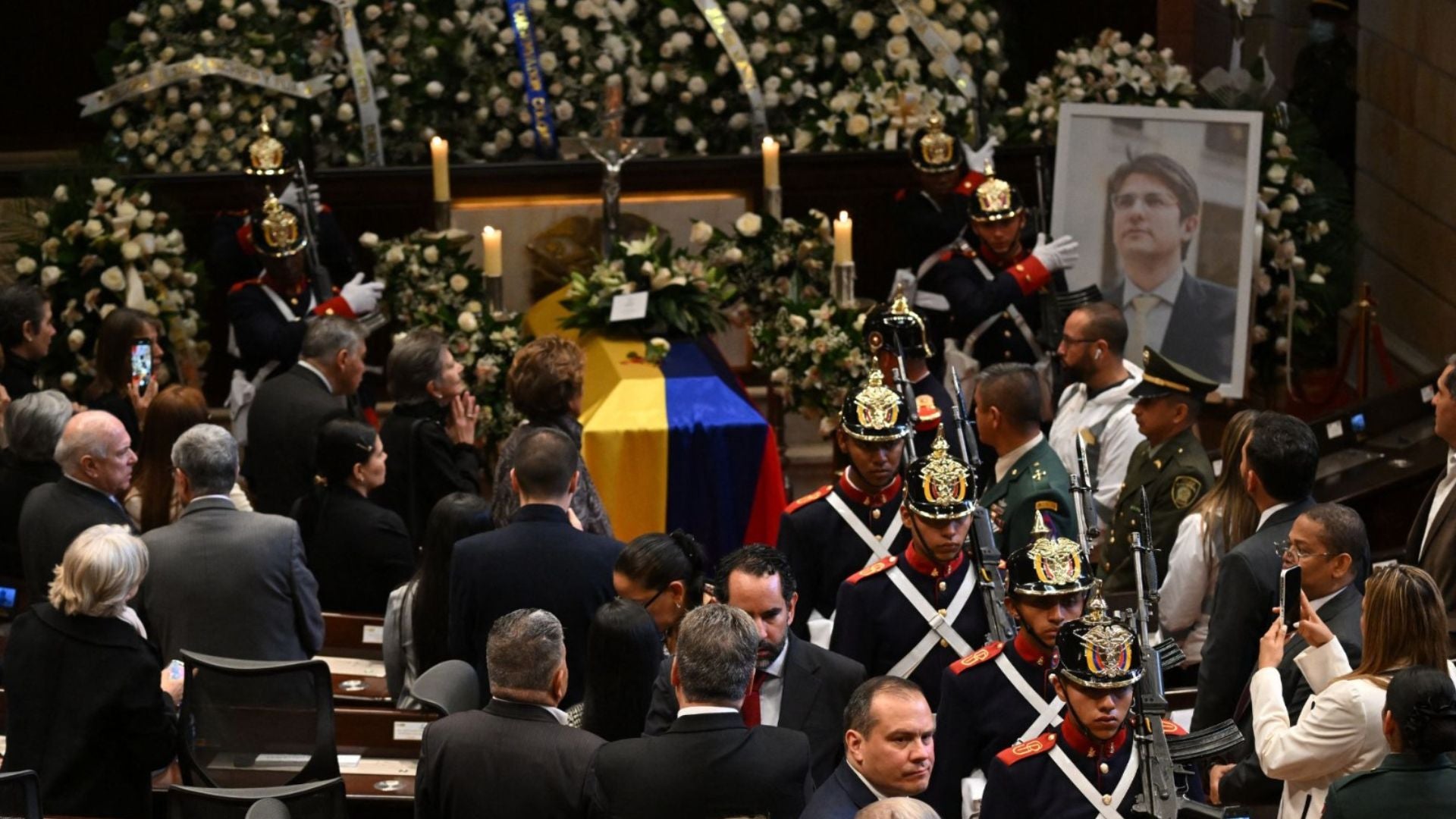 a (71) Miguel Uribe Turbay.