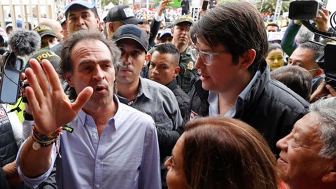 Federico Gutiérrez y Miguel Uribe durante un acto de campaña en 2022 - Foto EFE