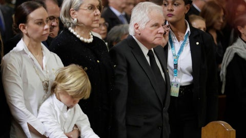 Padre, esposa, hijo y familiares de Miguel Uribe durante una misa en su honor - Foto EFE