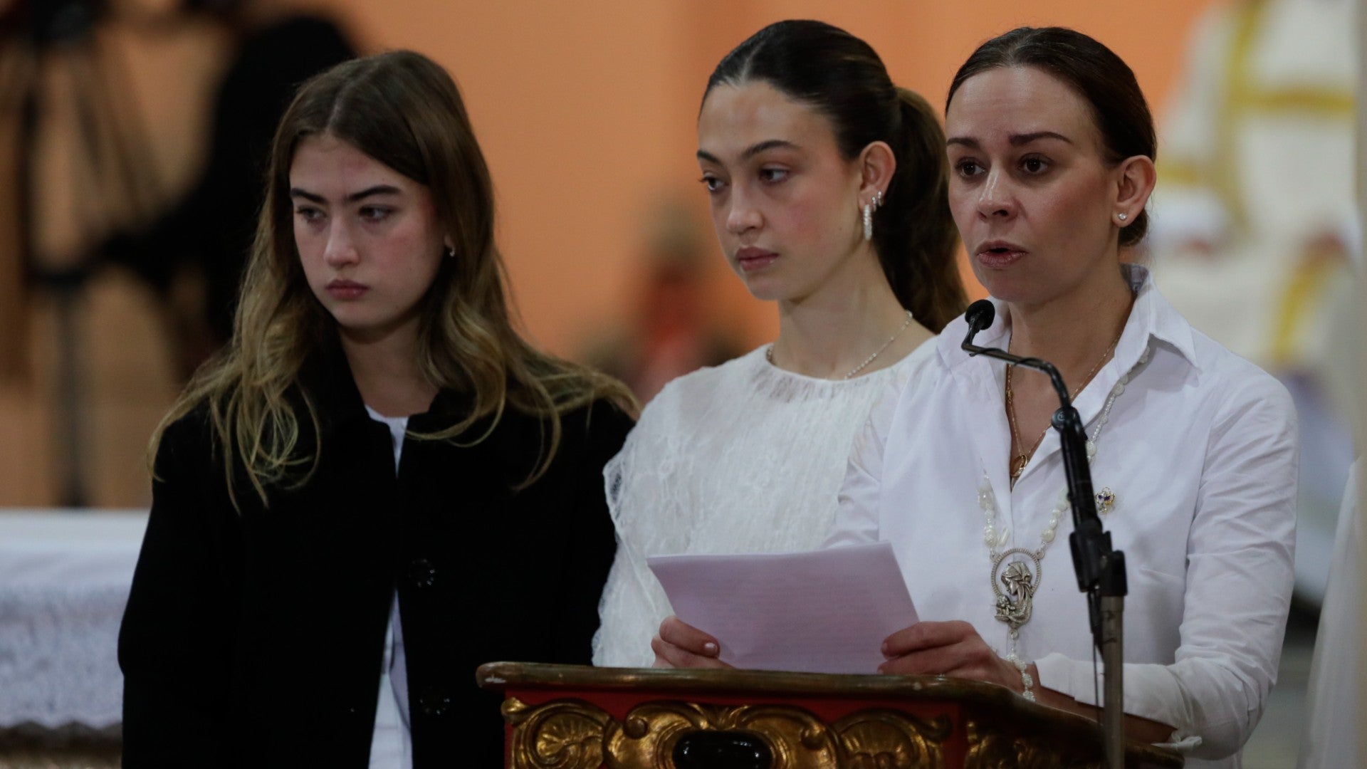 María Claudia Tarazona, habla junto a sus hijas | Foto: EFE