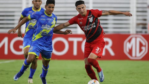 Andrusw Alberto Araujo (i) de Zuliano disputa el balón con Lucas Esquivel de Paranaense. (EFE)
