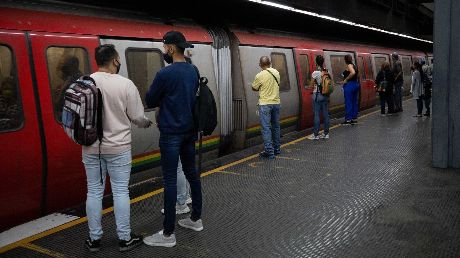 Usuarios del Metro de Caracas - Foto de referencia: EFE